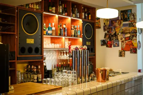 Bar de Georgette : enceintes vintage et tireuses à bière