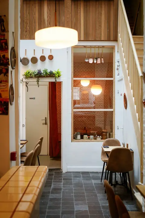 Escalier en bois et cuisine ouverte de Georgette, lambris et sol en pierre bleue