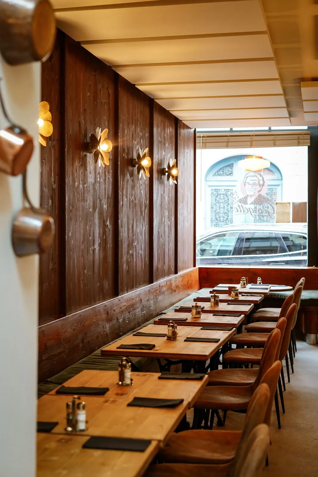 Salle de Georgette, banquette en bois et photo de Georgette dans la rue Saint-André