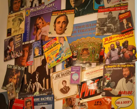 Mur de pochettes de vinyles vintage chez Georgette