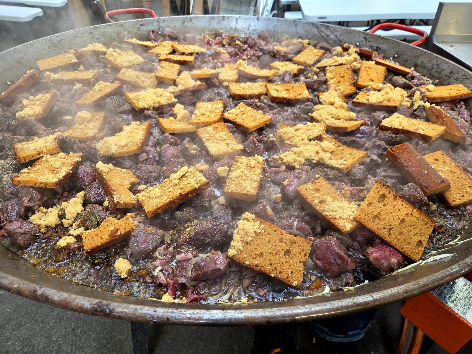 Préparation de carbonnades flamandes en grande quantité, cuisine maison Georges V