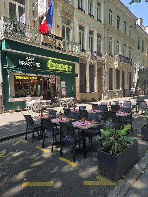 Façade du Georges V en plein soleil — terrasse vichy et enseigne Temple du Welsh, Boulevard de la Liberté à Lille