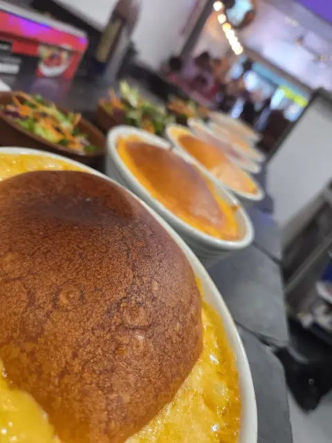 Welshs au four sortis sous cloche dorée, dôme de cheddar gratiné et salade — la signature du Georges V